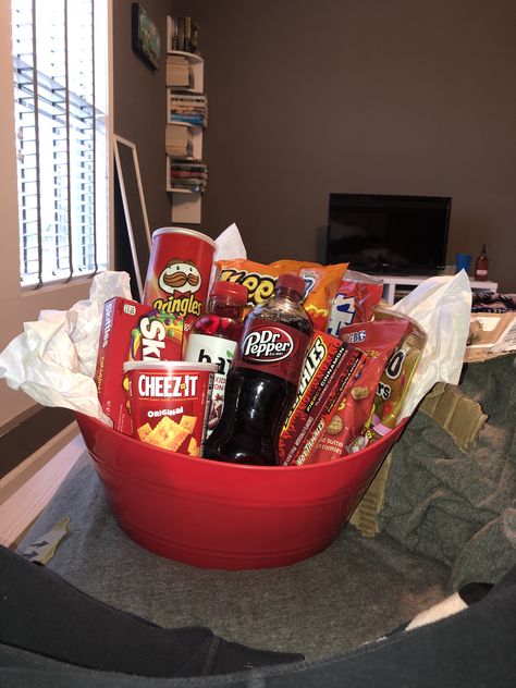 red basket gift idea Red Candy Basket Ideas, Red Valentines Basket For Him, Red Birthday Gift Baskets, Red Color Baskets Gift Ideas, Red Christmas Basket Gift Ideas, Red Birthday Box Ideas, Gift Basket Ideas Candy, Red Themed Gift Basket For Him, Candy Baskets Ideas