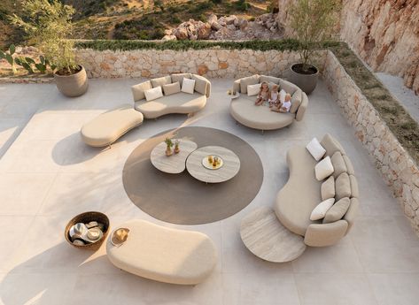 One of Royal Botania's best selling collections: the Organix Lounge. Transform your outdoor space in time for family gatherings and warm summer evenings!     #Showroom #HomeInspo #OutdoorFurniture #RoyalBotania #InterorDesign #ResidentialDesign #DWELL44 #PatioDesign #OutdoorDesign Curved Lounge, Landscape Furniture, Lounge Table, Royal Botania, Sofa Lounge, Outdoor Lounge Set, Lounge Armchair, Meeting Table, Curved Lines