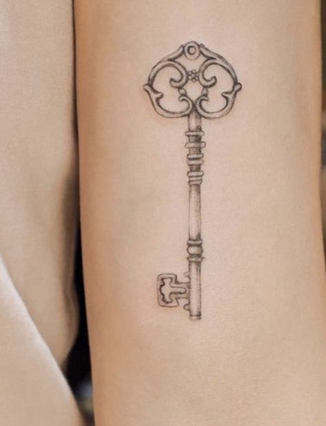 Secret Garden Key Tattoo, Key Tattoo Men, Key Tattoo Designs Vintage, Old Key Tattoo, Vintage Key Tattoos, Antique Key Tattoos, Small Key Tattoos, Skeleton Key Tattoo, Key Tattoo Designs