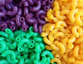 Happier Than A Pig In Mud: Mardi Gras Macaroni Salad-Dyed Pasta Mardi Gras Pasta, Mardi Gras Recipes Easy, Mardi Gras Appetizers, Dyed Pasta, Mardi Gras Party Food, Mardi Gras Kid, Mardi Gras Diy, Mardi Gras Party Decorations, Madi Gras