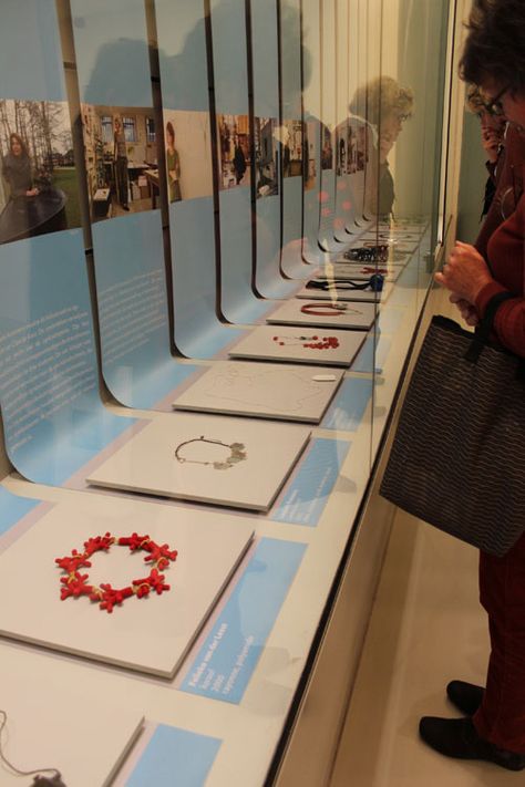 Nice display idea with single sheet of paper | Klimt02: Chain Reactions jewelry show in the Netherlands Vitrine Design, Exhibition Display Design, Sogetsu Ikebana, Museum Exhibition Design, Jewellery Exhibition, Museum Displays, Exhibition Display, Exhibition Booth, Environmental Design