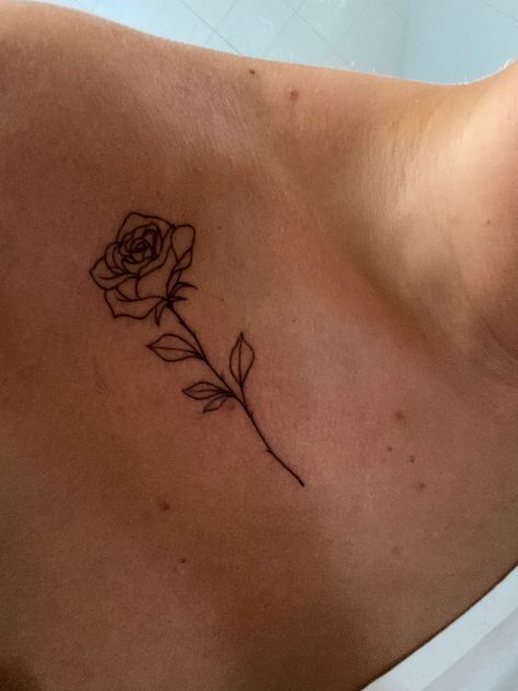 Rose Tattoo Men Back, Tattoos By Collar Bone, Beautiful Rose Tattoo, Black Rose Collar Bone Tattoo, Collarbone Tattoo Rose, Fine Line Collarbone Tattoo, Rose On Collar Bone Tattoo, Rose Collarbone Tattoo, Collar Bone Tattoo Rose