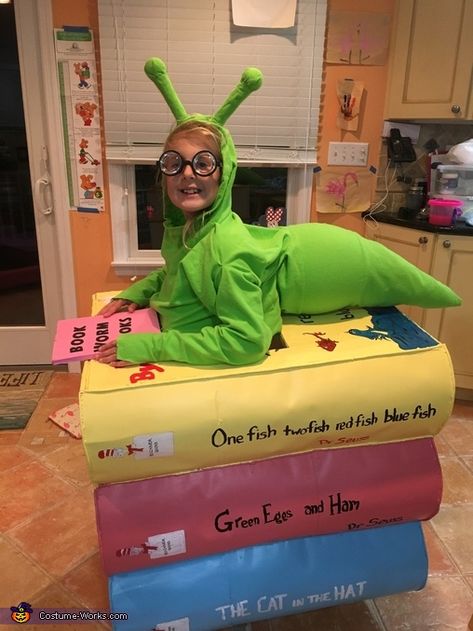 Book Worm DIY costume Diy Fantasia, Best Diy Halloween Costumes, Being Smart, Best Friend Halloween Costumes, Great Halloween Costumes, Halloween Memes, Costume Works, Couple Costumes, Diy Halloween Costumes For Kids