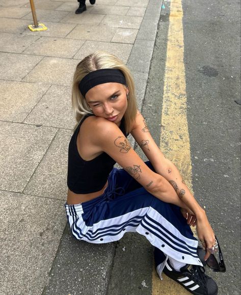 Headbands Outfit Casual, Blue Adidas Pants Outfits, Blue Pants Aesthetic, Adidas Pants Outfit Fashion, Blue Track Pants Outfit, Track Pant Outfit, Blue Streetwear Outfit, Tracksuit Street Style, Adidas Tracksuit Outfit