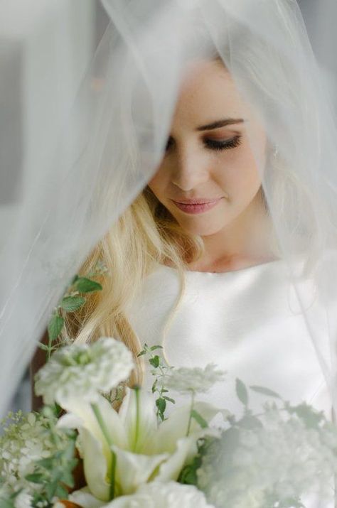 White Veil, Bridal Photography Poses, Bride Pictures, Disney Weddings, Bride Portraits, Bride Photoshoot, 1920s Wedding, Wedding Picture Poses, Bridal Pictures