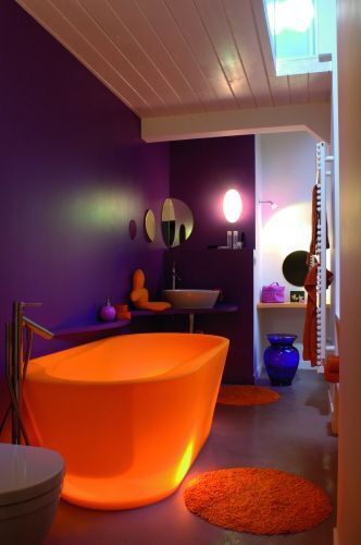 Karlnap Aesthetic, Orange Bathtub, Orange Rocks, Vintage Bathroom Ideas, Orange Bath, Bathrooms Inspiration, Bathroom Tile Inspiration, Purple Room, Orange Bathroom