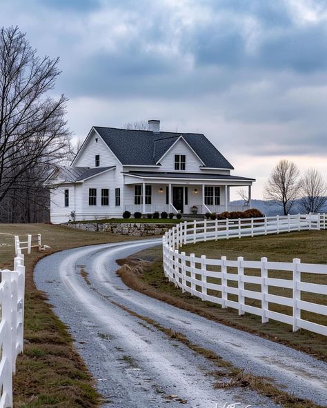 Peek into the charm of modern living with a rustic twist as we unveil the 15 New Modern Farmhouse Exteriors. Get set to be inspired by designs that blend tradition with trend, all wrapped up in a warm, casual-yet-pro vibe. Perfect for your next dream home inspo! 🏡✨ Old Farmhouse Exterior, Farmhouse Outside, Farmhouse Exteriors, Country Home Exterior, Contemporary Backyard, Backyard Designs, Dream Life House, Modern Farmhouse Exterior, Trendy Home Decor