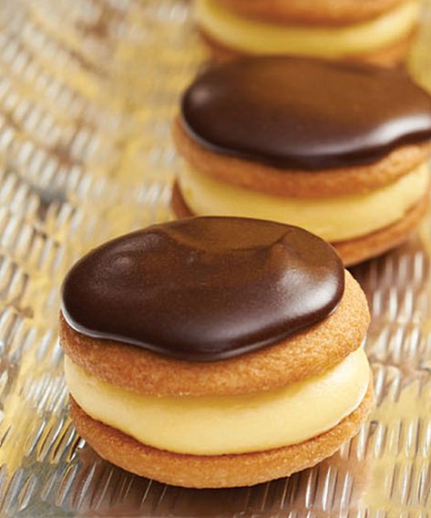 Boston Cream Pie Recipe, Dolci Finger Food, Winco Foods, Cream Pies, Boston Cream Pie, Cream Pie Recipes, Boston Cream, Bite Size Desserts, Mini Foods