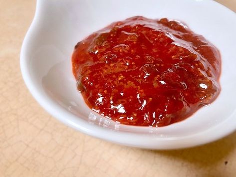 Strawberry Jalapeño Jam - Keto, Low-Carb, Vegan, Sugar-Free Strawberry Jalapeno Jam Recipe, Red Pepper Jelly Recipe, Jalapeno Jam Recipe, Keto Jam, Strawberry Jalapeno Jam, Jalapeno Jelly Recipes, Jalapeno Pepper Jelly, Pepper Jelly Recipes, Fig Jam Recipe