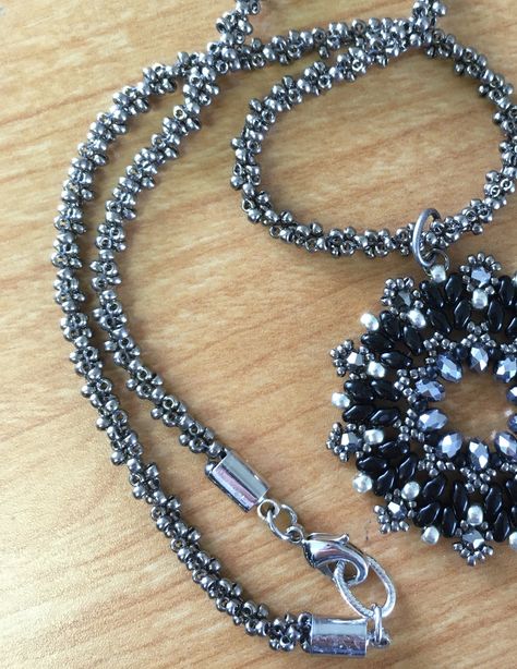 Size 11 Seed Bead Patterns, Beaded Rope Necklace Tutorial, Seed Bead Chain Necklace, Beaded Chain Necklace Diy, Diy Seed Bead Earrings Tutorials, Chain Jewelry Ideas, Beaded Jewelry Patterns Necklaces, Beaded Necklaces Ideas, Chain Tutorial