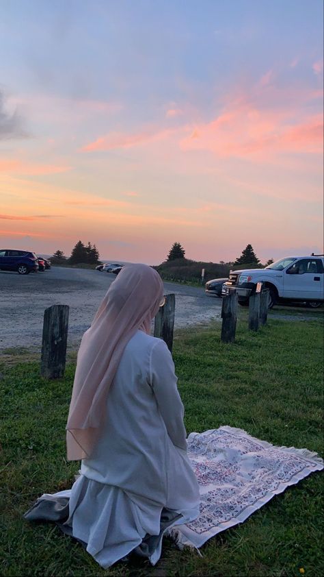 Praying Maghrib at the beach Praying Aesthetic Islam, Islam Praying, Praying Aesthetic, Nova Scotia Landscape, Praying Muslim, Islam Journal, Action Board, Romanticising Life, 2024 Goals