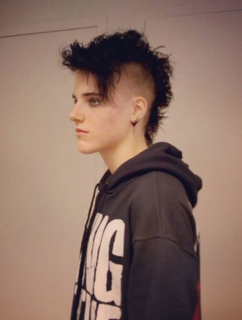 Hairstyle by @its_a_punk_guy on instagram! punk hairstyle For Stylish Men Punk Hairstyles For Men, Punk Haircut, Punk Hairstyles, Estilo Punk Rock, Rock Hairstyles, Mode Punk, Easy Hairstyles For Medium Hair, Mohawk Hairstyles, Estilo Rock