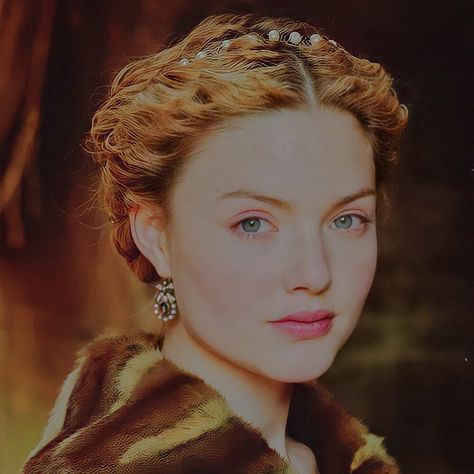 helga hufflepuff ຊ 𝙙𝙞𝙯𝙩𝙝𝙚𝙢𝙤𝙣𝙨𝙩𝙚𝙧 Helga Hufflepuff Aesthetic, Hogwart Houses, Helga Hufflepuff, Hogwarts Founders, Harry Potter School, Holliday Grainger, Hufflepuff Aesthetic, Harry Potter Universal, Beautiful Woman