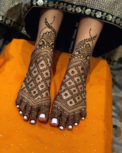 Dulhan Mehndi Leg Designs, Legs Mehndi Design Bridal Latest, Feet Bridal Henna, Engagement Mehandi Idea Simple, Bridel Leg Mehandi Design, Bridal Lag Mehandi Design, Bridal Mehendi For Foot, Leg Mehendi Design Bridal, Leg Mehandi Designs For Bride