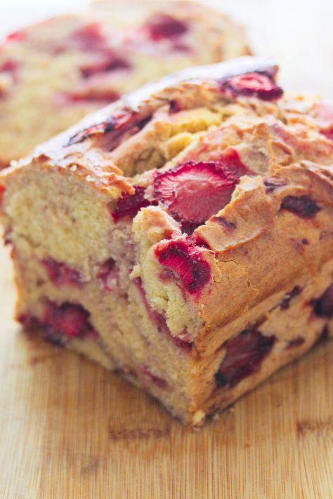 Very Moist Gluten Free strawberry cake bread that is bursting with strawberries. Just in time for strawberry season Gluten Free Strawberry Cake, Bread Strawberry, Glutenfree Bread, Strawberry Coffee, Telur Rebus, Dessert Sans Gluten, Strawberry Bread, Cake Bread, Berry Cake