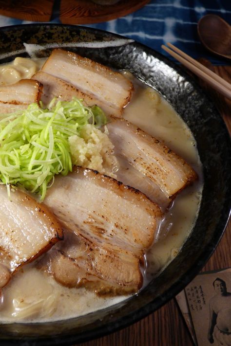 Tonkotsu Ramen – kakuni Tonkotsu Broth, Ramen Ingredients, Big Snacks, Pork Noodles, Tonkotsu Ramen, Onion Vegetable, Sense Of Smell, Chicken Bones, Raw Chicken