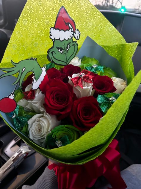 Grinch Bouquet Roses, Diy Christmas Bouquet, Grinch Flower Bouquet, Thanksgiving Flower Bouquets, Shrek Bouquet, Christmas Ribbon Bouquet, Christmas Eternal Bouquet, Christmas Rose Bouquet, Christmas Ramo