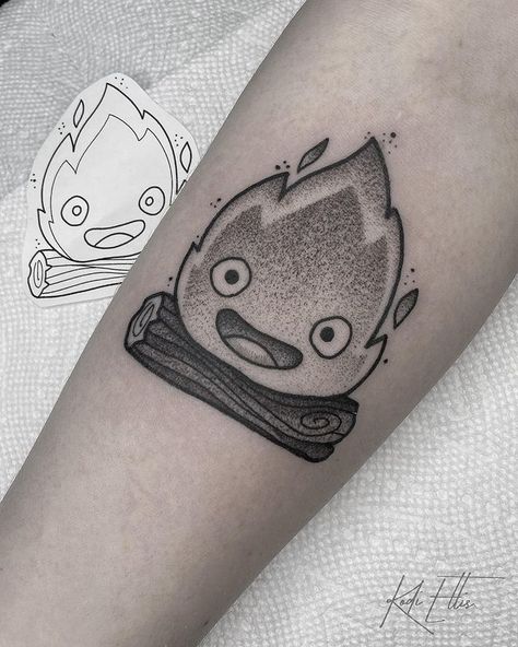 𝕶𝖔𝖉𝖎 𝕰𝖑𝖑𝖎𝖘 no Instagram: “Little baby calcifer for Vallie 🖤🙏🏼 thanks so much ⠀⠀⠀⠀⠀⠀⠀⠀⠀⠀⠀⠀⠀⠀⠀⠀⠀⠀⠀⠀⠀⠀⠀⠀⠀⠀⠀⠀⠀⠀⠀⠀⠀⠀⠀ ⠀⠀⠀⠀⠀⠀⠀⠀⠀⠀⠀⠀ ⠀⠀⠀⠀⠀⠀⠀⠀⠀⠀⠀�⠀ ⠀⠀⠀⠀⠀⠀⠀⠀⠀⠀⠀⠀ ⠀⠀⠀⠀⠀⠀⠀⠀⠀⠀⠀⠀…” Miyazaki Tattoo, Tatuaje Studio Ghibli, Studio Ghibli Tattoo, Gamer Tattoos, Ghibli Tattoo, Single Line Tattoo, Light Tattoo, One Piece Tattoos, Kawaii Tattoo