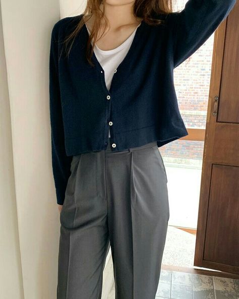 Navy And Gray Outfit, Grey Pants Aesthetic, 90s Basic Outfits, Cardigan Ootd, Gray Outfit, Minimal Wardrobe, Clothes Korean Style, Korean Girl Fashion, Stylish Work Outfits