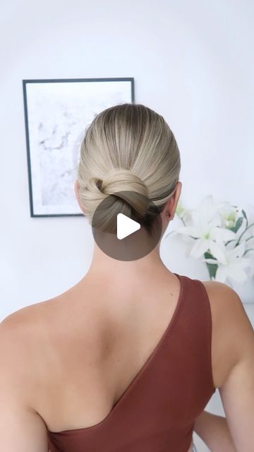 Classic Bun Tutorial, Hair Buns For Long Hair Wedding, Hair Buns For Wedding, Bun For Long Hair Easy, Long Hairstyles Bun, Easy Bun For Long Hair, Bun With Donut, Oily Hairstyles, Hair Buns For Medium Hair