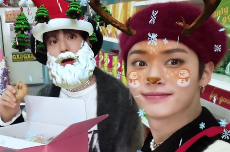 Stray Kids Christmas, Christmas Memes, Christmas Layouts, Kids Holiday, Happy Puppy, Christmas Icons, Skz In Cute, Stray Kids Seungmin, Christmas Couple