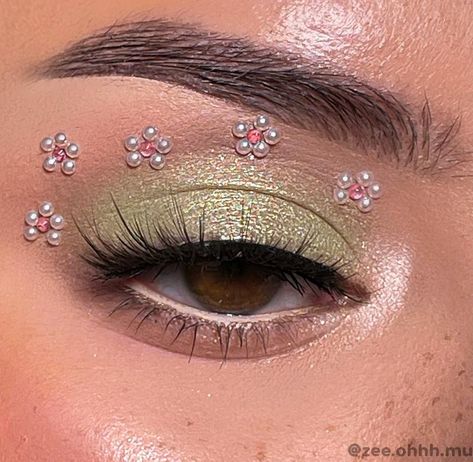 Maquillage On Fleek, Rhinestone Makeup, Smink Inspiration, Ethereal Makeup, Green Makeup, Dope Makeup, Fairy Makeup, Colorful Eye Makeup, Makeup Eye Looks