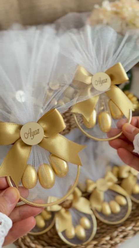 Nurhan Özçakır | Baby Girl Favor 💜💜 •Almond Candy with Gold Bracelet •Personalized Gold Mirror sent To Germany 🇩🇪✈️ | Instagram Bonbonniere Ideas, Chocolate Packing, Almond Candy, Electronics Poster, Porta Confetti, Wedding Gift Pack, Chocolate Wedding Favors, Idee Cricut