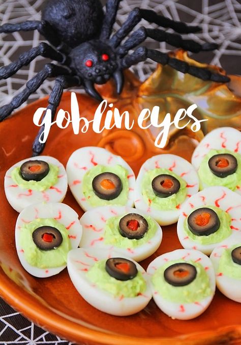 Goblin Eyes are a festive food for a Halloween party that taste great too! Halloween Deviled Eggs, Scary Food, Halloween Food Dinner, Halloween Party Appetizers, Perfect Halloween Party, Festive Food, Halloween Party Decorations, Halloween Appetizers, Healthy Halloween