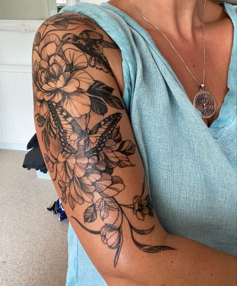 Top Sleeves Design Tattoo, Flower Tattoos Half Sleeve Lower Arm, Women Floral Sleeve Tattoo, Floral Tattoo Design Shoulder, Women’s Half Sleeve Tattoo Ideas, Upper Arm Sleeve Tattoo Women, Women Upper Arm Tattoo, Upper Arm Tattoos For Women, Half Sleeve Tattoo Upper Arm