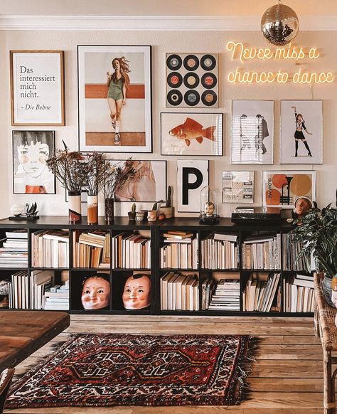 Eclectic Home Decor Living Room, Wallpapers Home, Home Decor Apartment, Gallery Wall Living Room, Home Library Design, Home Decor Crafts, Decor Ideas Kitchen, Apartment Decor Inspiration, Crafts Home