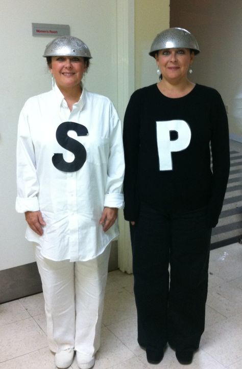 Salt And Paper Costume, Salt And Pepper Costume Couples, Salt Costume Diy, Halloween Costumes Homemade Women, Salt And Pepper Costume Diy, Costume Diy Couple, Salt And Pepper Halloween Costumes, Diy Duo Costumes, Funny Easy Halloween Costumes