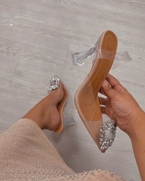 Rhinestone Pendant Glass Pumps🤩 Sizes: 5.5, 6.5, 7.5, 8, 8.5 & 9.5 Left❣️ Readily available/ heel height: 3.5 inches. • • #glassheels #shoes Moon Board, Glass Heels, Transparent Heels, Black Glass, Belize, Glass Pendants, Heel Height, High Heels, Pumps