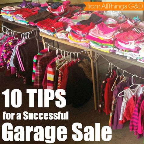 10 Tips for a Successful Garage Sale {from All Things G&D} #allthingsgd Carboot Sale Display Ideas, Yard Sale Fundraiser, Organization Things, Successful Garage Sale, Yard Sale Hacks, Garage Sale Organization, Yard Sale Organization, Garage Sale Tips, Car Boot Sale