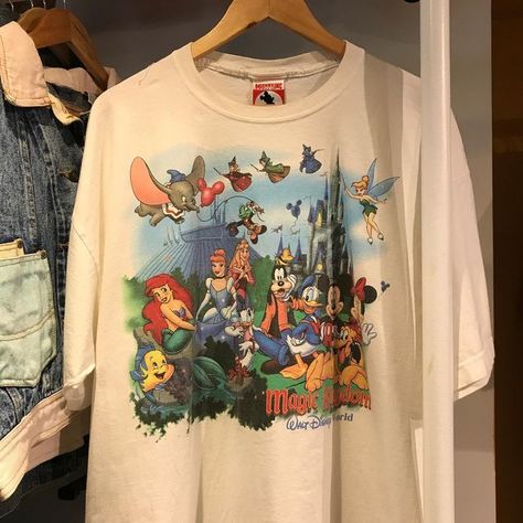 Thrifted Tee Shirts, Disney Shirt Aesthetic, Vintage Disney Tee, Vintage Disney Merch, Disney Outfit Themes, Disney Shirts Aesthetic, Disney World T Shirts, Vintage Disney Tshirt, Vintage Disney Shirt