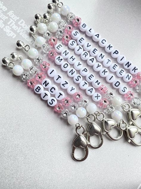 Kpop Keychain Aesthetic, Pulseras Aesthetic Kpop, Stray Kids Jewelry, Kpop Charms, Enhypen Keychain, Blackpink Keychain, Stray Kids Keychain, Kpop Items, Kpop Bracelet