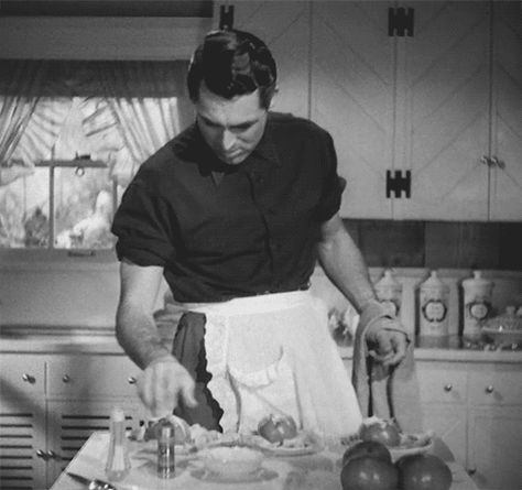 Pin for Later: 23 Things That Make a Guy Irresistibly HOT When he can cook. Klasik Hollywood, Cooking Photography, Cary Grant, Jason Todd, Clark Kent, A Guy Who, Classic Films, Vintage Hollywood, Classic Movies