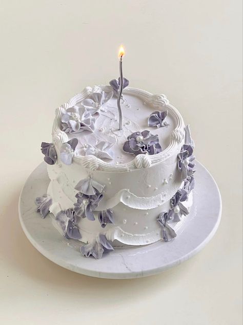 Flowers Cake Design, Cake Design Birthday, Flower Cake Design, Purple Cakes Birthday, White Birthday Cakes, Vintage Birthday Cakes, Birthday Cake With Flowers, Elegant Birthday Cakes, 16 Birthday Cake