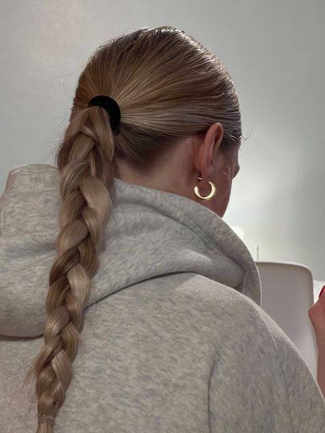 Hairstyles For School Blonde Hair, Clean Girl Hair Styles, Cute Sleek Hairstyles, Winter Hair Styles, Clean Girl Hair, Cute Volleyball Hairstyles, Track Hairstyles, Sleek Hair, Cute Simple Hairstyles