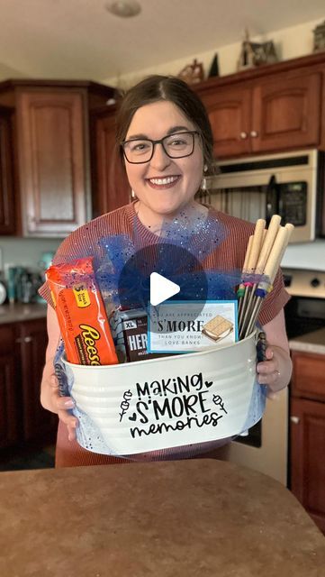 605 Dietitian on Instagram: "You are Appreciated Smores than You Know!! My personal favorite gift from this week! ❤️  What s’mores add in do you like?   #fyp #foryoupage #giftideas #giftgiving #teacherappreciationweek #daycareappreciation #nurseappreciation #gifts #viralvideos #nutrition #newmom #giftingideas #smores" S’mores Silent Auction Basket, S'more Raffle Basket, S’mores Gift Ideas, S’mores Raffle Basket, Wax Warmer Gift Basket Ideas, Smores Raffle Basket Ideas, S’mores Gift Basket Diy, S’mores Fundraiser Basket, Baskets For Auction Ideas