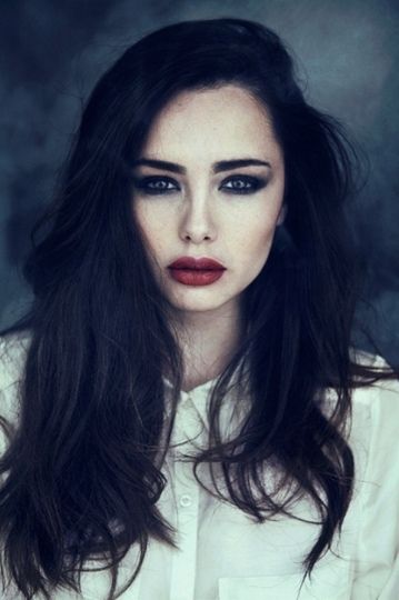 Dark Hair Pale Skin, Hair Pale Skin, Dark Makeup, Dark Lips, Smokey Eyes, Looks Street Style, Makati, Tan Skin, Pale Skin