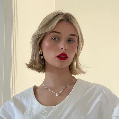 Introducing The “Bell Bottom” Bob: This Season’s Breakout Haircut+#refinery29 여름 스타일, Hair Inspiration Short, Hair Mousse, Raw Hair, 짧은 머리, Trending Haircuts, Short Blonde Hair, Cut My Hair, Red Lipstick