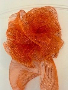 Learn to Make a Super Easy Deco Mesh Wreath! Deco Mesh Bows Diy, Diy Halloween Ribbon Wreath, Deco Mesh Bows, Diy Tree Topper, Mesh Garland, Deco Mesh Garland, Deco Mesh Crafts, Diy Christmas Tree Topper, Deco Mesh Wreaths Diy