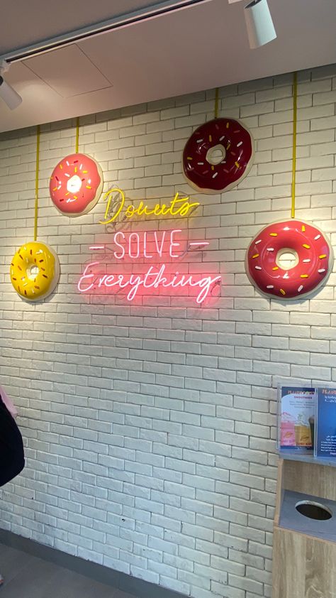 Donut Cafe Interior, Donut Shop Interior Design, Donuts Shop Design, Donut Shop Interior, Donut Shop Aesthetic, Donut Branding, Donut Wallpaper, Donuts Shop, Donut Delivery