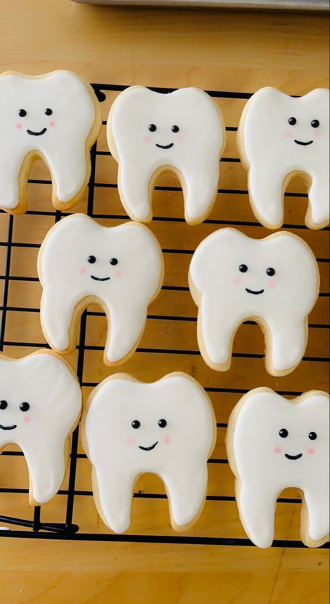 Dental Booth Ideas, Dental Hygiene Cookies, Dental Graduation Cakes, Dental Hygiene Party Ideas, Tooth Themed Party, Dental Retirement Party Ideas, Dental School Acceptance Party, Dental Theme Party, Rdh Graduation Party