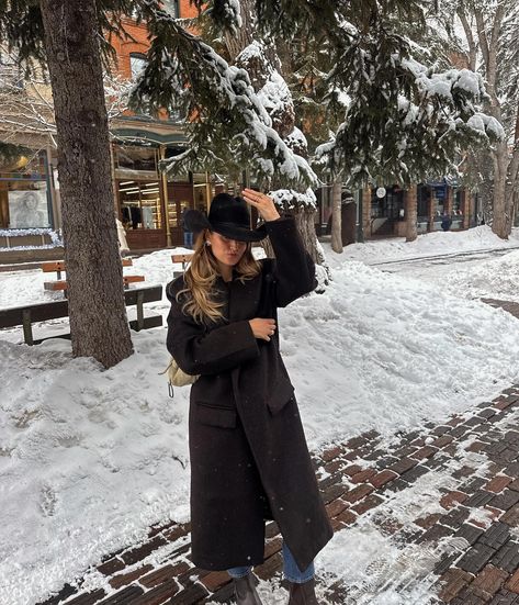 4 Trends That Dominated Aspen This Winter | Who What Wear Cowgirl Winter Outfits, Aspen Outfit Winter, Ski Trends, Vineyard Outfit, Ski Fits, Aspen Ski, Montana Style, Apres Ski Style, Snow Outfit