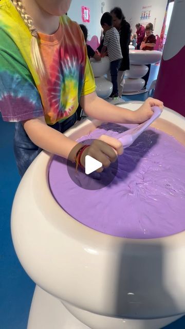 Cool Slime Videos, Slime Games For Kids, Sloomoo Institute, Museum Kids Activities, Slime Making Videos, Slime Names, Slime Recipe Kids, Slime Games, Bubbly Slime