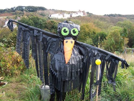 Garden Scarecrow Ideas, Lady Gardening, Garden Scarecrow, Barn Exterior, Scarecrow Ideas, Gardening With Kids, Scarecrow Festival, Scarecrows For Garden, Diy Scarecrow