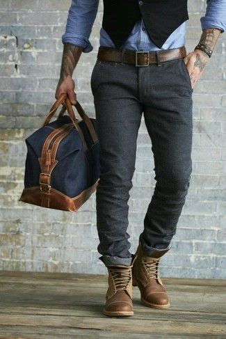 Schwarze Weste, Hellblaues Chambray Langarmhemd, Dunkelgraue Chinohose, Braune Lederfreizeitstiefel für Herren Dark Grey Chinos, Black Waistcoat, Mode Retro, Grey Chinos, Herren Outfit, Sharp Dressed Man, Mode Masculine, Black Vest, Gentleman Style