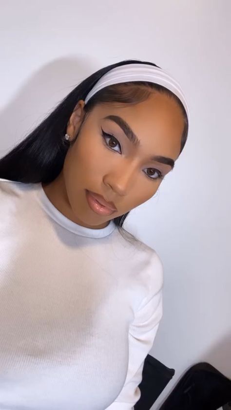 Cute Headband Hairstyles Black Women, Headband Hairstyles Relaxed Hair, Wig Hairstyles With Headband, Straight Wig With Headband, Headband Middle Part, Headband Hairstyles Black Hair, Hairband Hairstyle Black Women, Hand Band Hairstyles, Wig Headband Hairstyles