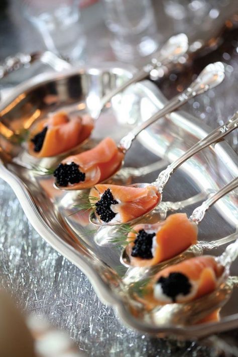 black caviar and salmon roll bites stylish and elegant appetizers delicacy Caviar Appetizers, Riviera Chic, Mini Hamburgers, Ritz Paris, Fingerfood Party, Elegant Appetizers, Appetizer Menu, Luxury Food, Princess Grace